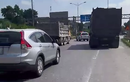 Tài xế xe quá tải đánh võng, đỗ giữa đường cao tốc chống đối CSGT
