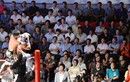 Dân Triều Tiên reo hò xem võ sĩ Mỹ đấu vật