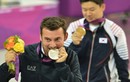 Vì sao vận động viên Olympic thường cắn vào huy chương?