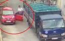 Video: Tài xế mở cửa ô tô thiếu quan sát bị xe tải va gãy 