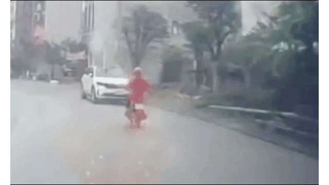 Video: Mải dùng điện thoại, người đi xe máy đâm thẳng vào đầu ô tô