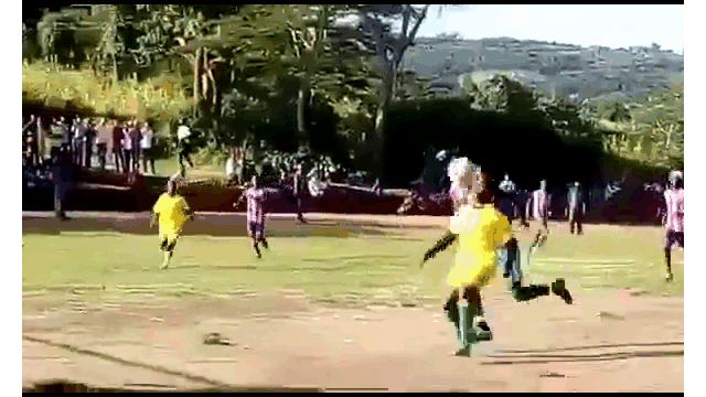Video: Thủ môn bay người, tung cú đá kungfu vào mặt đối thủ