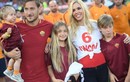 Totti cặp kè người đẹp giống vợ cũ