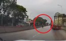 Video: Tài xế lái xe container “drift” như trong phim, 2 người thoát đại họa