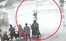 Video: Sợ hãi xe máy không người lái lao vun vút trên đường