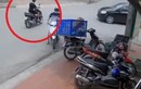 Video: Ô tô tông văng xe máy khiến nam tài xế lộn santo trên không