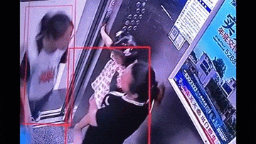 Video: Thót tim khoảnh khắc bé gái bị kẹt tay vào cửa thang máy