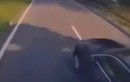 Video: Chạy “bất ổn”, xe sang Audi lĩnh tai họa từ xe tải