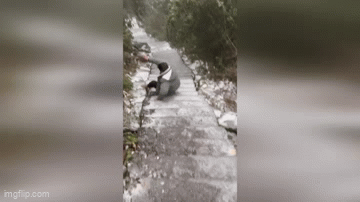 Clip: Người đàn ông không may bị trượt xuống bậc đá