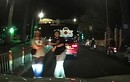 Nhóm người chửi bới, đập phá xe taxi công nghệ giữa phố