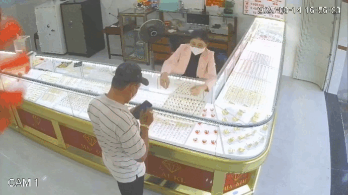 Bà chủ tiệm vàng “bay” qua tủ kính chặn bắt tên cướp giật 