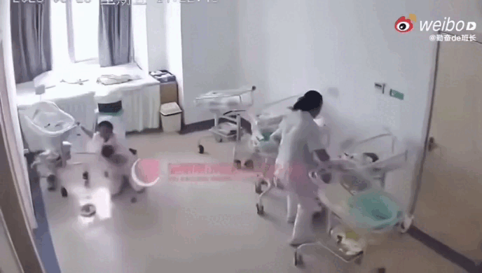 Y tá quỳ gối ôm chặt, giữ nhiều bé sơ sinh trong động đất