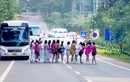 Nhóm phụ nữ dàn hàng ngang chụp ảnh giữa đường gây tranh cãi