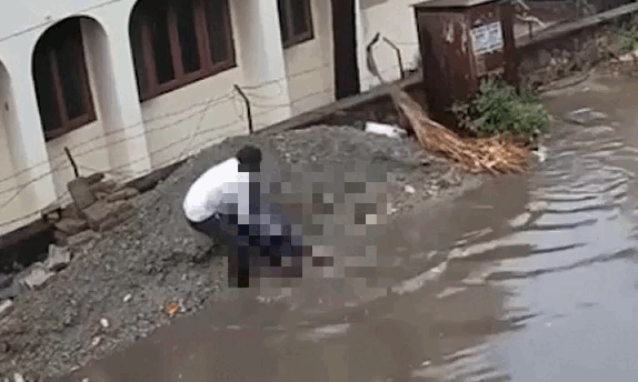 Người đàn ông cứu cậu bé bị điện giật trên phố ngập nước