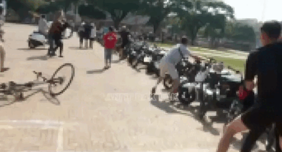 Hàng chục học sinh dùng xe điện độ chế, tụ tập quay video