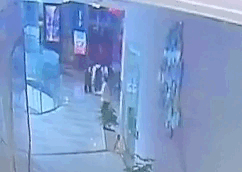 Giây phút thanh niên nhảy từ lầu 7 Vạn Hạnh Mall xuống đất 