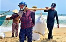 Ngư dân bỏ túi “tiền triệu” mỗi ngày nhờ cào ốc gạo