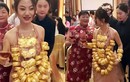 Cô dâu đeo 42 cây vàng đi tiếp khách khiến dân tình xôn xao