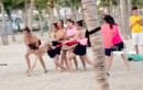 Video nhóm nữ du khách cởi áo chơi teambuilding từ năm 2020