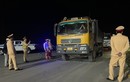 Đột kích “tóm gọn” loạt xe chở quá tải trong đêm ở Quảng Ninh