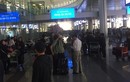 Ảnh: Sân bay Nội Bài "tắc đường" người đón thân nhân dịp Tết
