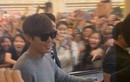 Kim Tan bị fan cuồng Singapore bao vây ở sân bay