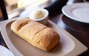 Tại sao nhiều nhà hàng thường tặng bánh mì miễn phí cho khách?