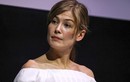 Cách nào để sở hữu bờ vai mảnh dẻ như Rosamund Pike?