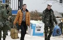 Lính Hải quân Ukraine lầm lũi rời khỏi trụ sở