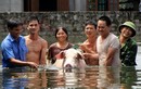 Ngập lụt ở Chương Mỹ: "Hộ tống" lợn chạy khỏi biển nước