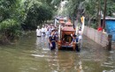 Ngập lụt ở Chương Mỹ: Xót xa đẩy xe tang giữa dòng nước lũ