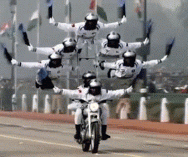 Video: Quân đội Ấn Độ biểu diễn môtô như chim bay