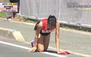 Video: Bị gãy chân, nữ sinh Nhật vẫn kiên cường bò hết đường đua