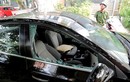 Video: Chỉ 3 giây, 2 tên cướp đập vỡ kính ô tô giật túi xách của tài xế