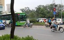 Video: Dỡ dải phân cách phi ngược chiều, chị gái liều "cắt mặt" BRT