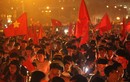 Người hâm mộ xuống đường ăn mừng chiến thắng của ĐT Việt Nam