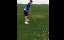 Video: Thủ môn Đặng Văn Lâm tạo dáng đánh golf hài hước