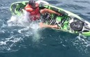 Hãi hùng cá mập tấn công người đang chèo thuyền