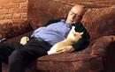 Kỳ lạ người đàn ông dành cả ngày để ngủ với... mèo