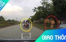 Video: Không đội mũ bảo hiểm, hai cô gái quay đầu khi thấy CSGT