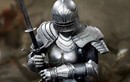 Đối diện binh sĩ mặc giáp thời Trung Cổ, phải làm gì để chiến thắng?