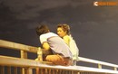 Ảnh: Thót tim trai xinh gái đẹp ngồi vắt vẻo trên cầu Nhật Tân