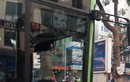 Xe buýt nhanh BRT vỡ tan kính sau va chạm với xe taxi