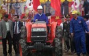 Ảnh: Chủ tịch nước Trần Đại Quang lái máy cày ở lễ hội Tịch Điền