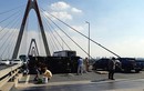 Ảnh: Khốn khổ các phương tiện "bò" trên cầu Nhật Tân vì lật xe tải