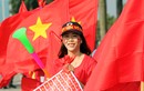 Cờ đỏ sao vàng nhuộm đỏ đường phố Hà Nội trước trận Việt Nam - Philippines