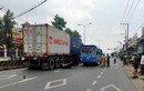 Va chạm với ô tô khách, người đàn ông chết thảm dưới bánh xe container