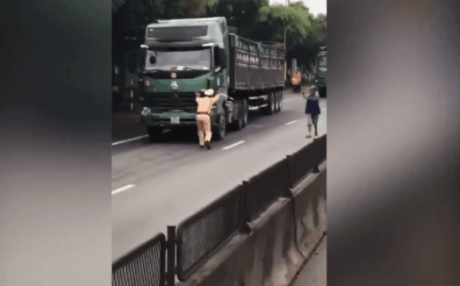Video: Thót tim cảnh tượng CSGT bị xe tải ép chạy lùi hàng trăm mét