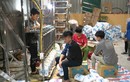 Nhân viên Cty Đạt Anh đang đóng gói nước giặt giả bị quản lý thị trường bắt giữ
