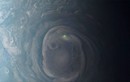 NASA chụp được hình ảnh tia sáng xanh bí ẩn trên Sao Mộc